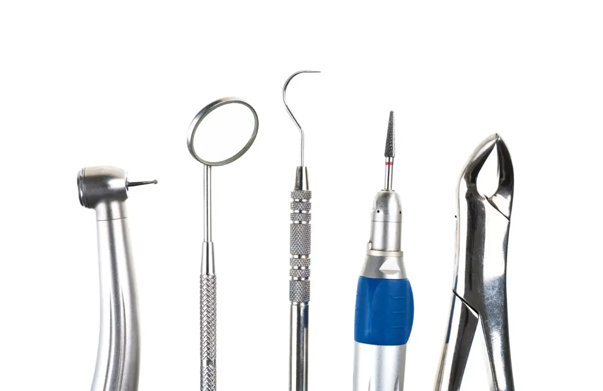 Can You Extract a Tooth and Put an Implant in the Same Day?